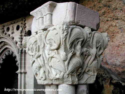 CAPITEL DE AVES Y ENTRELAZOS